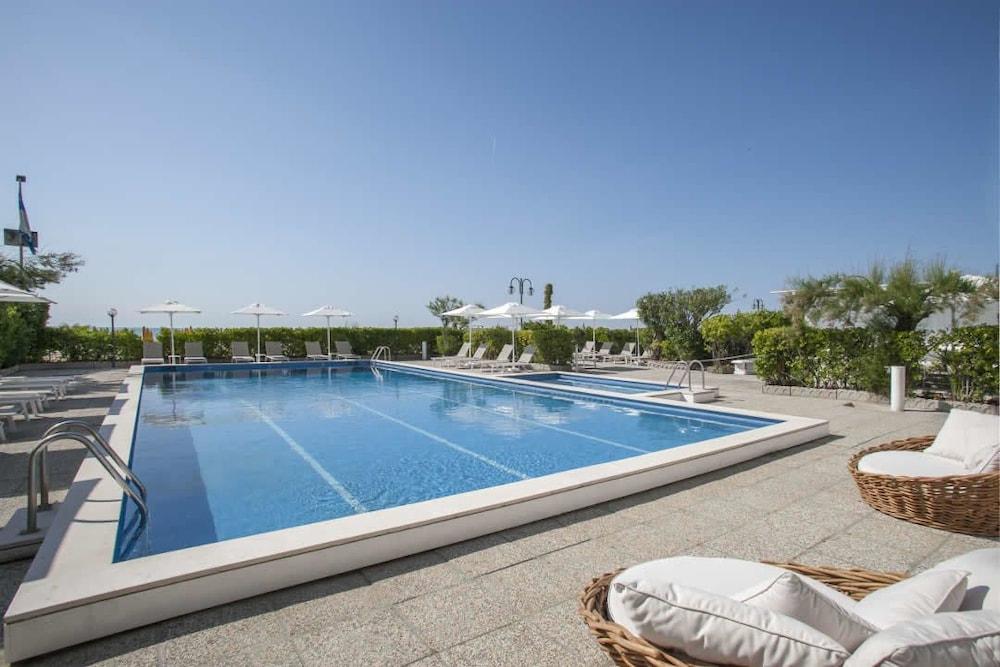 Imperial Palace 3*